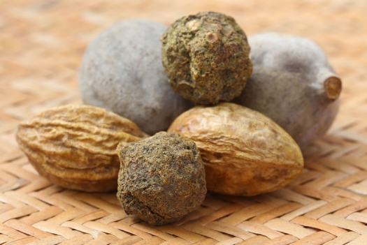 small brown fruit on woven mat